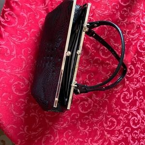 Leather purse with suede inside